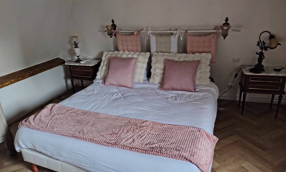 Lieurey Bed & Breakfast | Guest Room “Chambre Camélia” with Breakfast Included