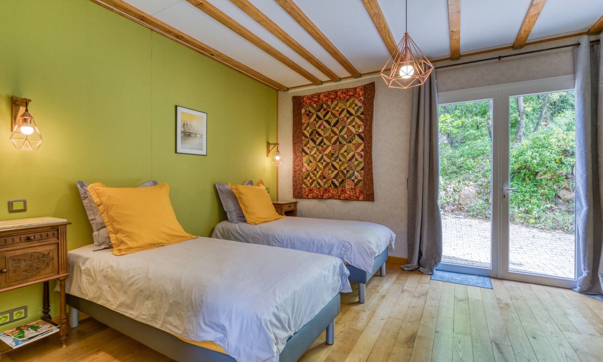 Soubes Bed & Breakfast | Guest Room 'Chambre En Voyage' with Shared Pool, Terrace and Wi-Fi