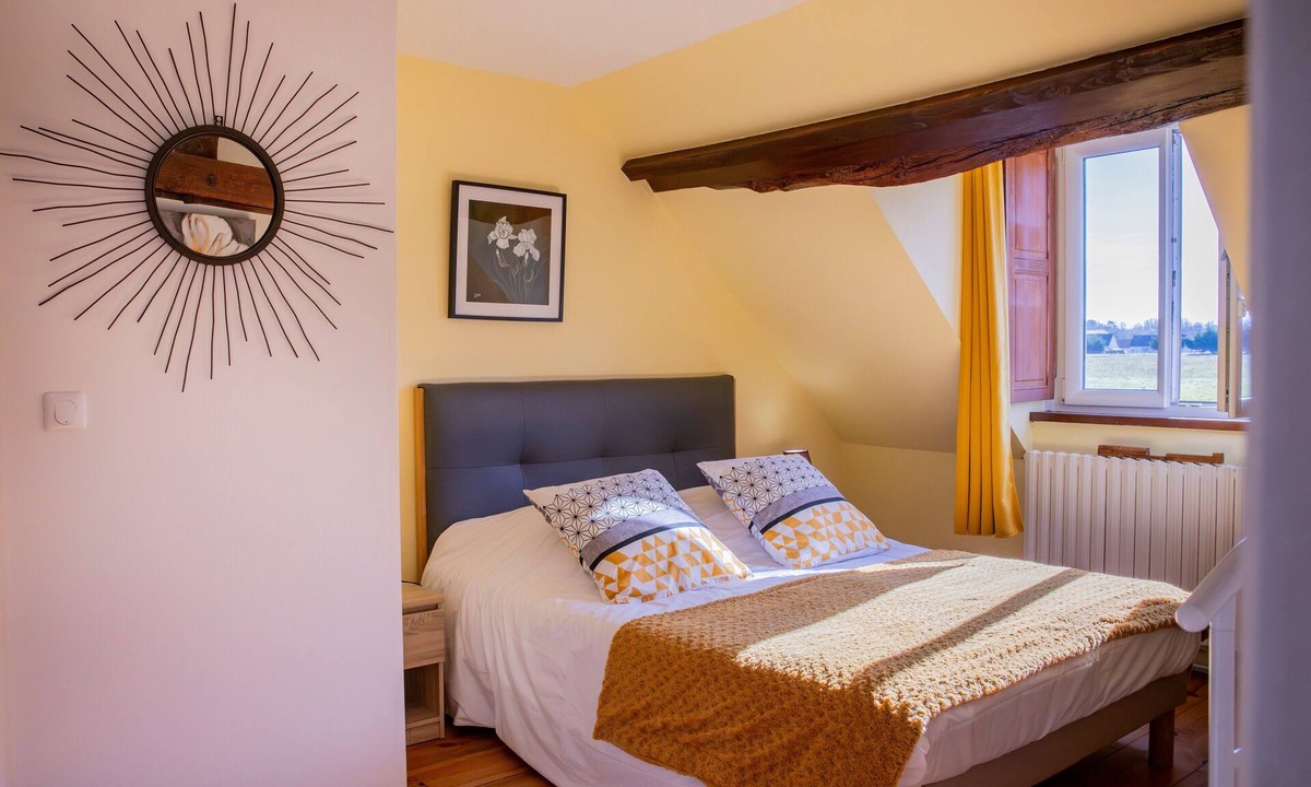 Cour-Cheverny Bed & Breakfast | Guest Room 'Chambre Iris - Le Petit Puits' with Shared Garden and Wi-Fi