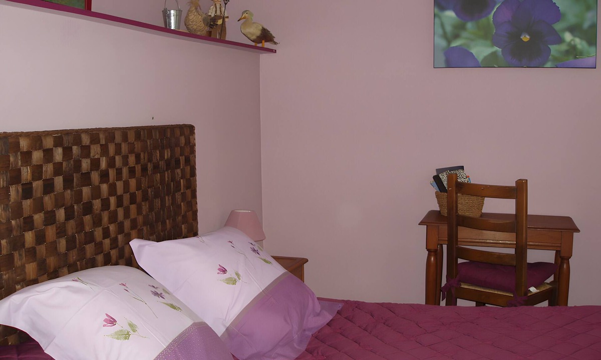 Fontenay Bed & Breakfast | Guest Room 'Chambre Lecarpentier - Pensée' with Shared Terrace, Shared Garden and Wi-Fi