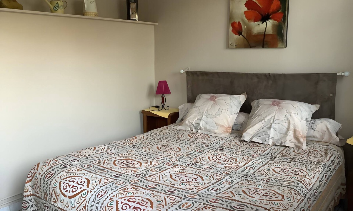 Fontenay Bed & Breakfast | Guest Room 'Chambre Lecarpentier - Coquelicot' with Shared Terrace, Shared Garden, Wi-Fi