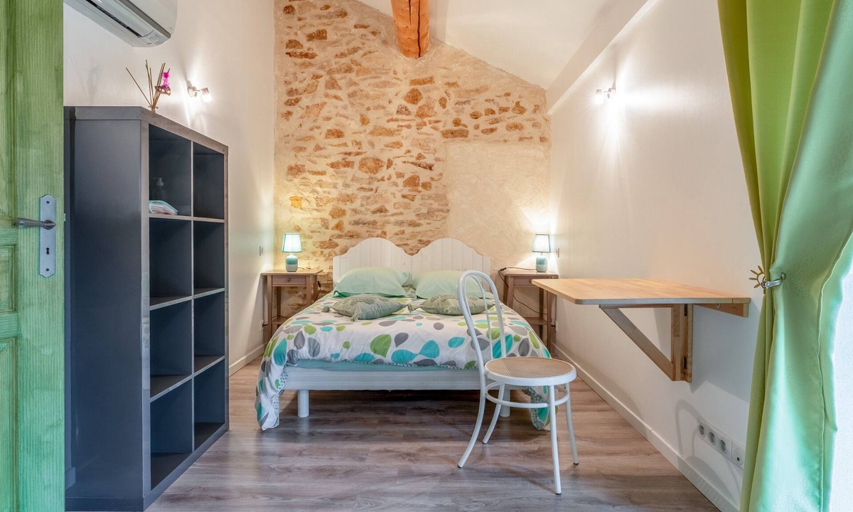 Piolenc Bed & Breakfast | Guest Room “Chambre Olive Verte” with Shared Pool, Wi-Fi, and Air Conditioning