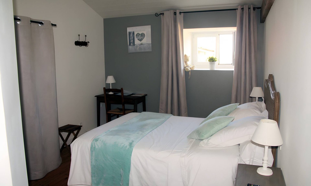 Sevremont Bed & Breakfast | Guest Room 'Eléonore - Aux Charmes D’antan' with Shared Pool, Terrace, and Wi-Fi