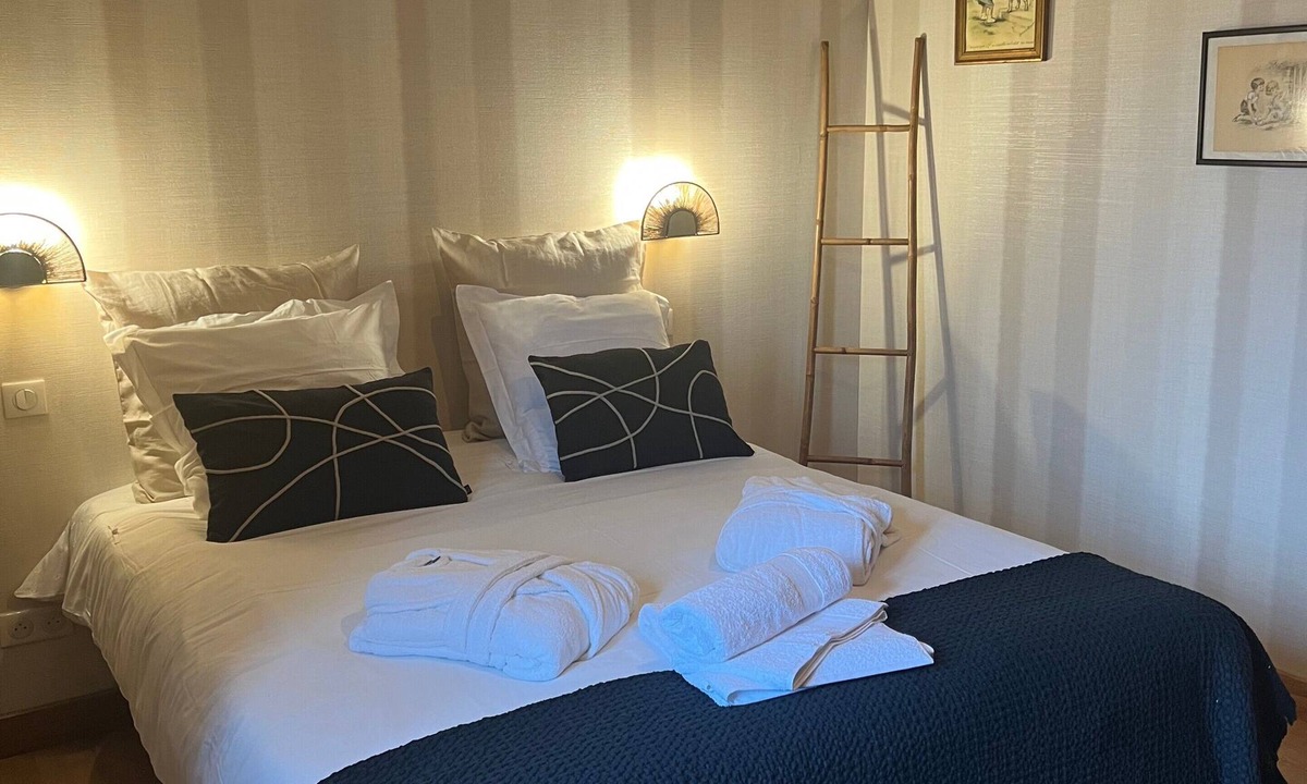 Champdray Bed & Breakfast | Guest Room “Épicéa” with Private Bathroom, Shared Terrace, Wi-Fi & Air Conditioning