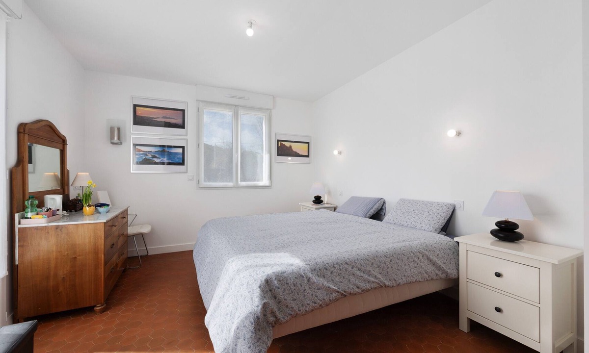 Olonne-sur-Mer Bed & Breakfast | Guest Room Sous le Pin "Room 2" with Shared Terrace, Wi-Fi, and Air Conditioning!