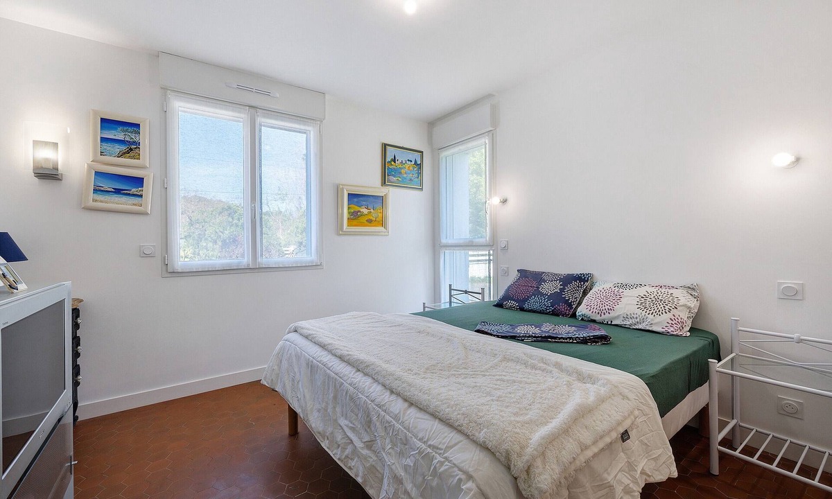 Olonne-sur-Mer Bed & Breakfast | Guest Room Sous le Pin "Room 3" with Shared Terrace, Wi-Fi and Air Conditioning!