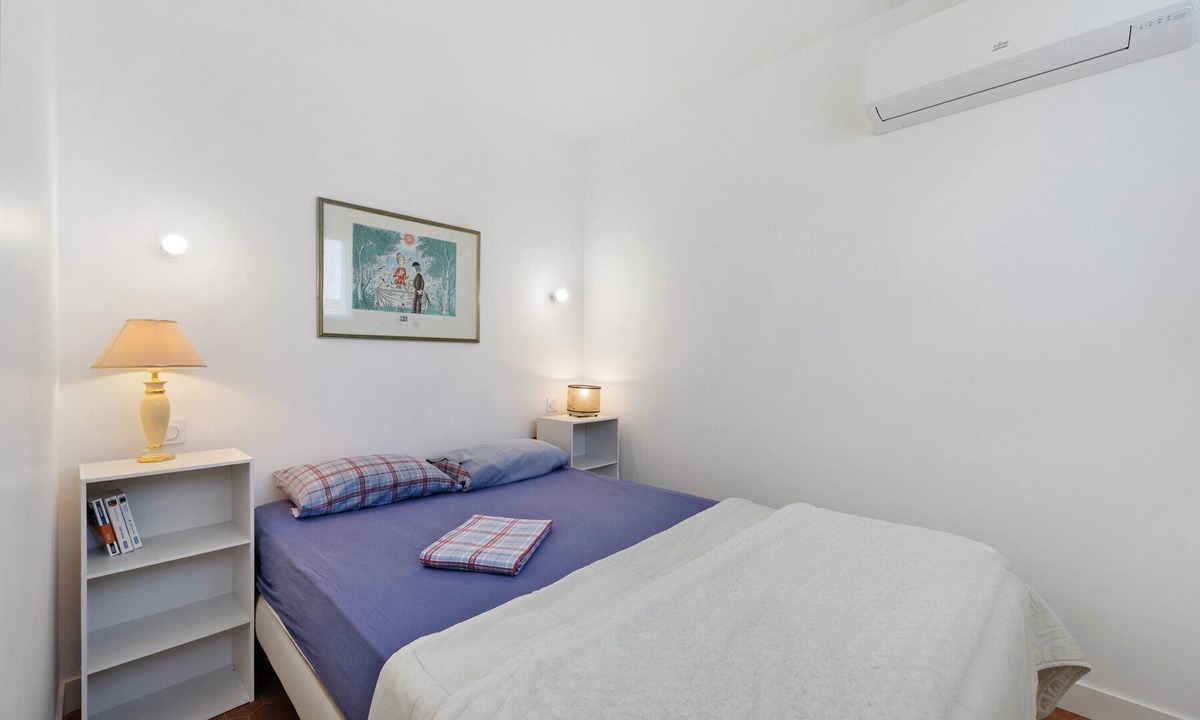 Olonne-sur-Mer Bed & Breakfast | Guest Room Sous le Pin "Room 4" with Shared Terrace, Wi-Fi, and Air Conditioning!