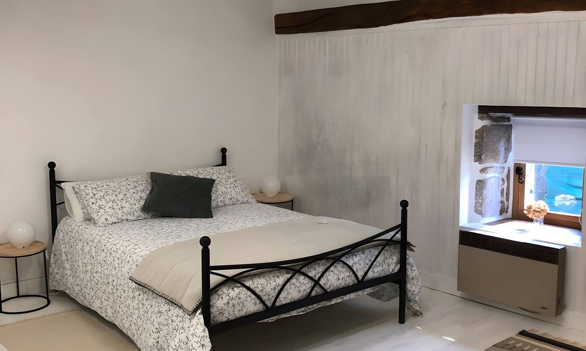Soubrebost Bed & Breakfast | Guest Room “La Blanche” with Shared Terrace, Communal Garden and Wi-Fi