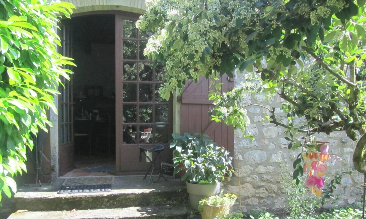 Mouzieys-Panens Bed & Breakfast | Guest Room 'La Grange Aux Livres' with Shared Garden and Wi-Fi