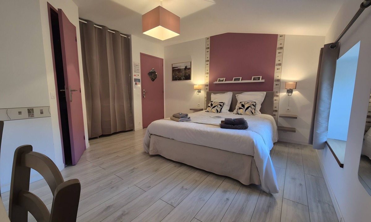 Riols Bed & Breakfast | Guest Room “La Libellule - Room No.3” with Mountain View, Shared Terrace, and Wi-Fi