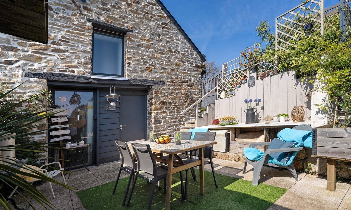 Savenay Bed & Breakfast | Guest Room "La P’tite Caudalie" with Private Terrace, Shared Garden and Wi-Fi