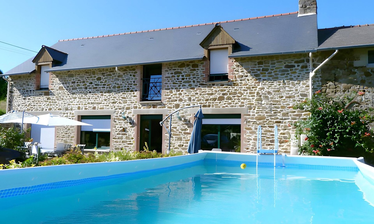 Saint-Guinoux Bed & Breakfast | Guest Room 'La Vie en Rose' with Shared Pool, Terrace, and Wi-Fi