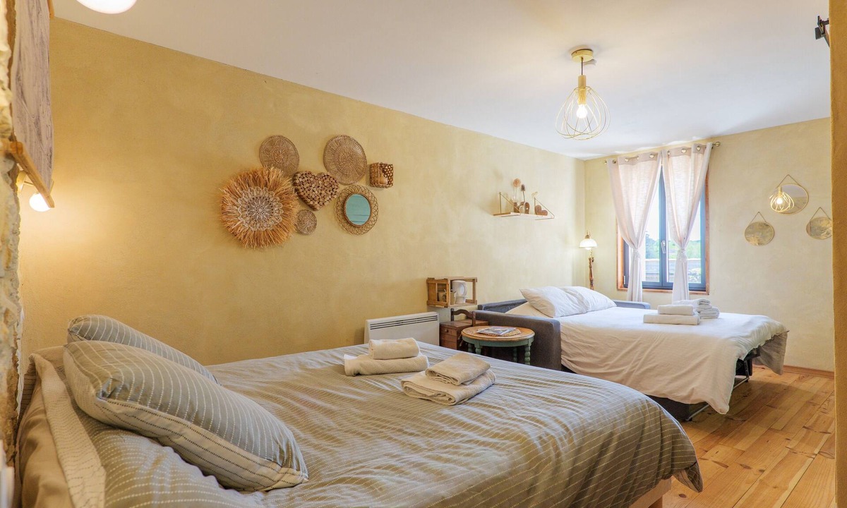Saint-Remeze Bed & Breakfast | Guest Room “L’Aphyllanthe” with Large Shared Courtyard and Wi-Fi