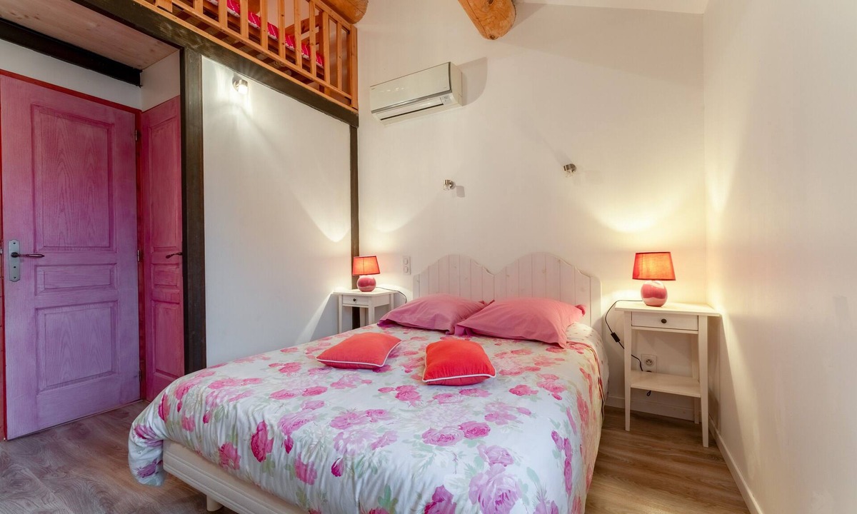 Piolenc Bed & Breakfast | Guest Room 'Laurier Rose' with Shared Pool, Wi-Fi, and Air Conditioning