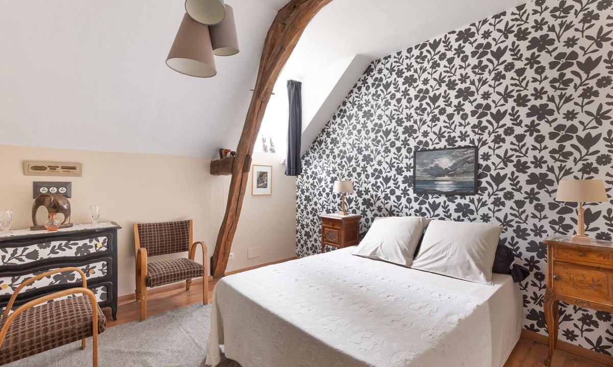 Clere-les-Pins Bed & Breakfast | Guest Room 'Le Clocher' with Shared Garden and Wi-Fi