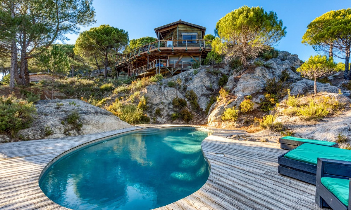 Moureze Bed & Breakfast | Guest Room 'Le Sabel - Blue Room' with Mountain View, Shared Pool