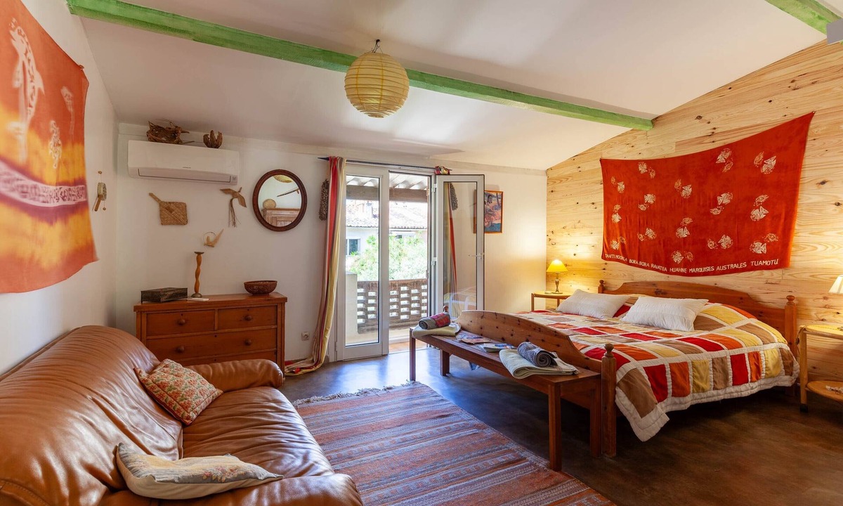 Les Cinq Avenues Bed & Breakfast | Guest Room “Les Citronniers - Tahiti” with Shared Terrace, Wi-Fi & Air Conditioning