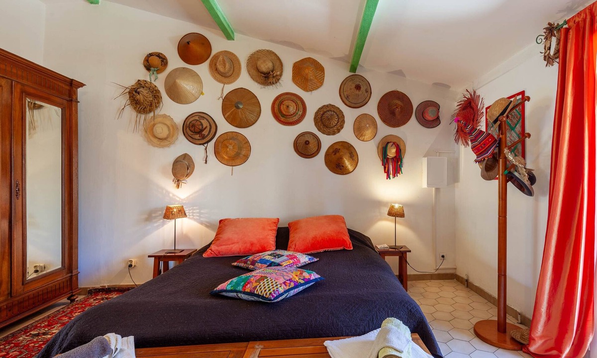 Les Cinq Avenues Bed & Breakfast | Guest Room "Les Citronniers - Chapeaux" with Shared Terrace, Wi-Fi, and Air Conditioning