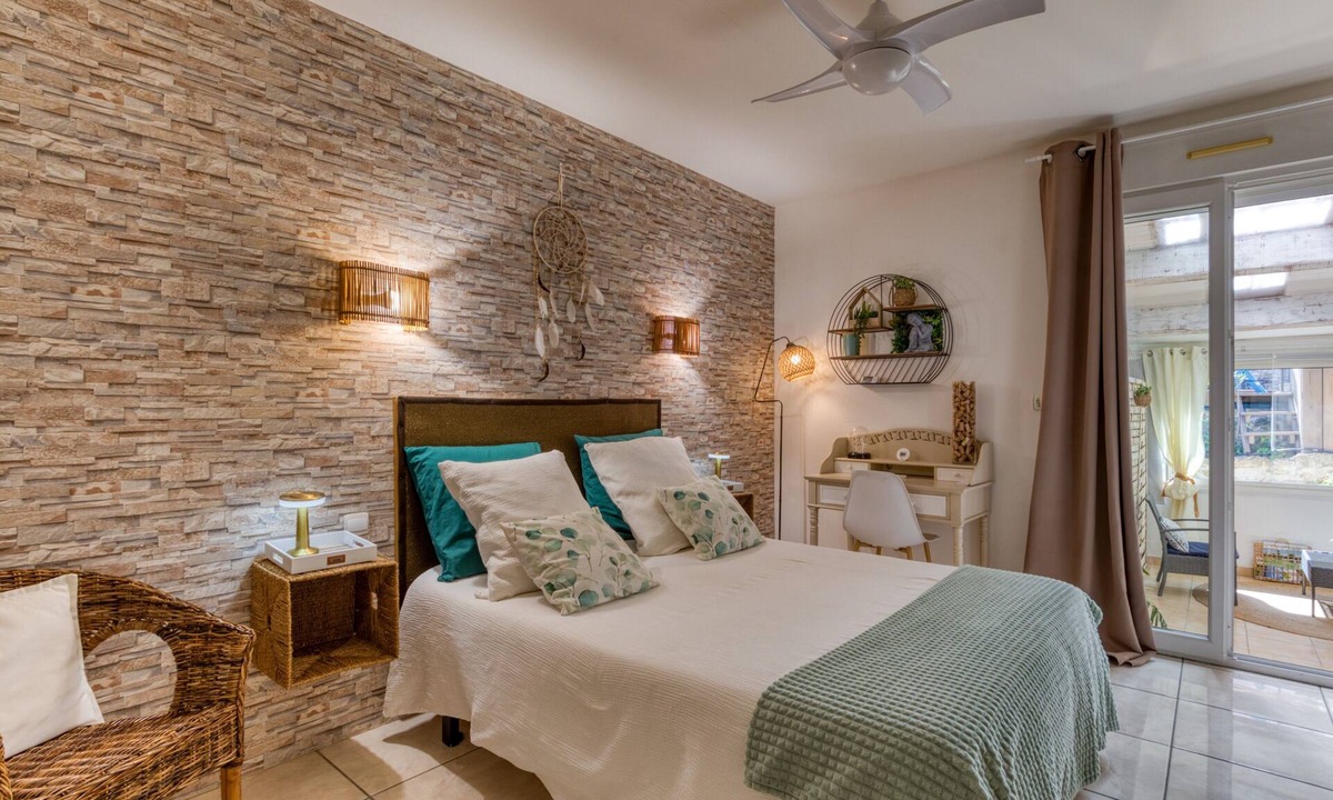 Puisserguier Bed & Breakfast | Guest Room "Les Oliviers" with Private Entrance, Wi-Fi, and Air Conditioning