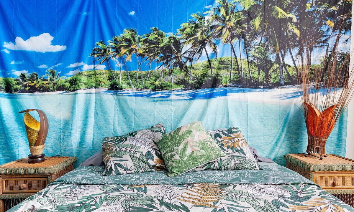 Saint-Michel-Mont-Mercure Bed & Breakfast | Guest Room 'Les Philous Gourmands - Caraïbes' with Shared Garden and Wi-Fi