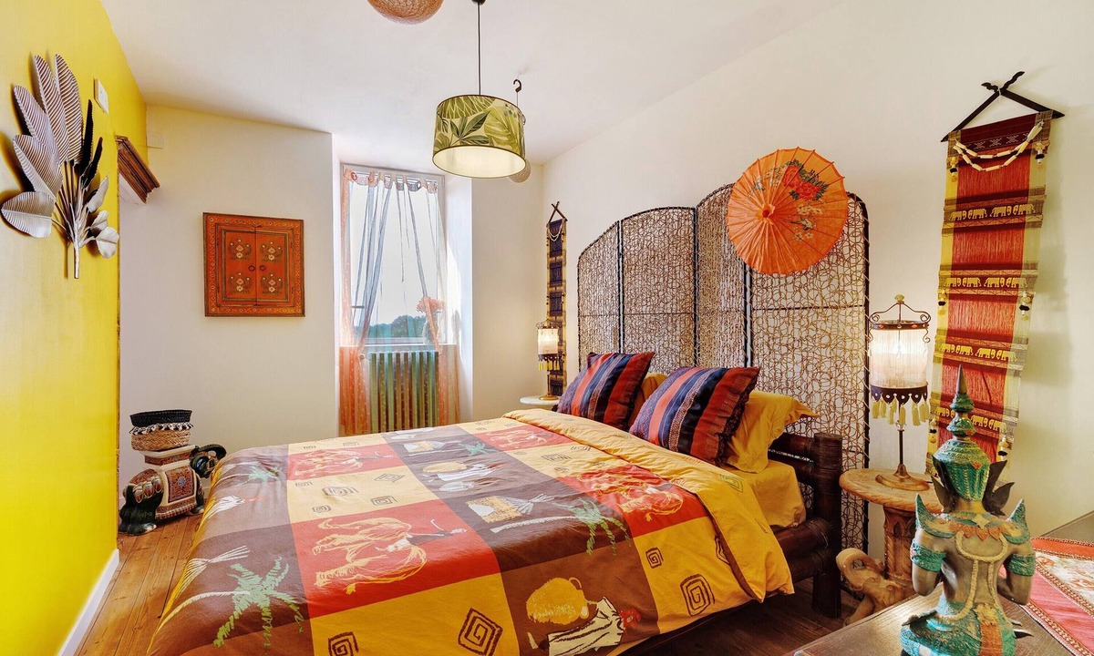 Saint-Michel-Mont-Mercure Bed & Breakfast | Guest Room 'Les Philous Gourmands - Thailand' with Private Garden and Wi-Fi