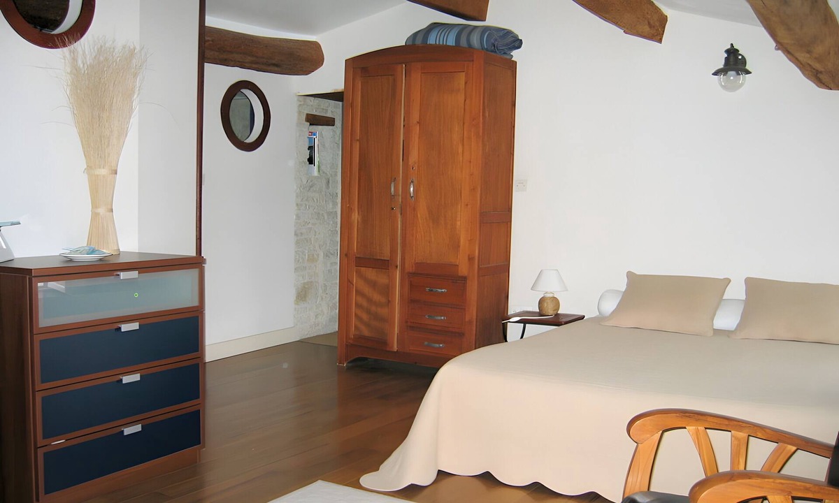 Courcon Bed & Breakfast | Guest Room “Marine” – Spacious 30 m² for Up to 5 Guests