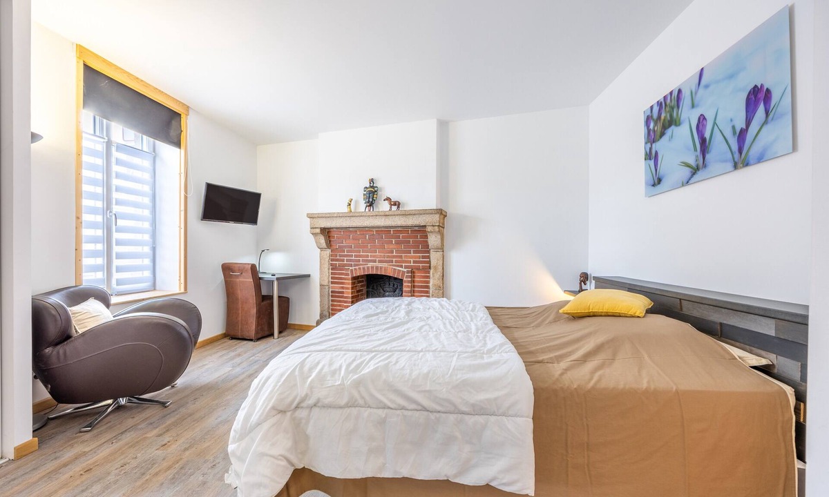 Saint-Michel-Mont-Mercure Bed & Breakfast | Guest Room “Merlot” with Wi-Fi