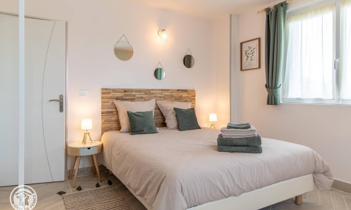Seynod Bed & Breakfast | Guest Room "Room 3 - Scandinavian" with Mountain View, Shared Terrace, and Wi-Fi