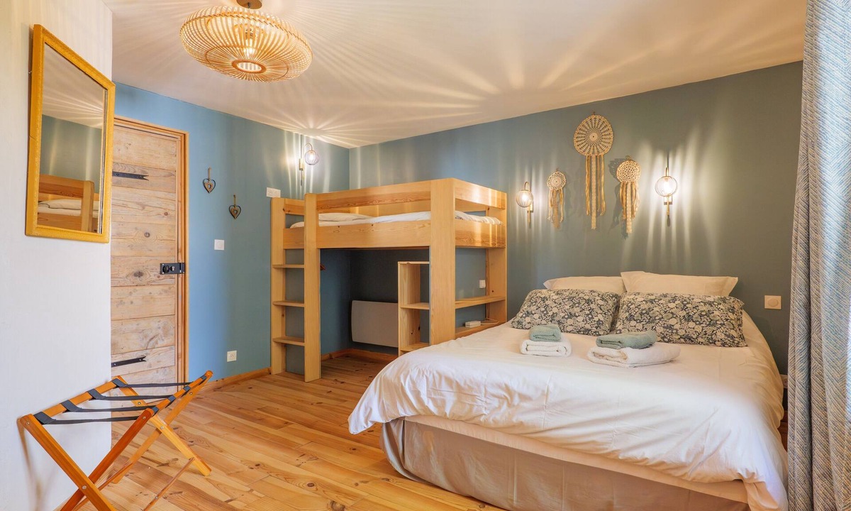 Saint-Remeze Bed & Breakfast | Guest Room “Sous l’Acacia” with Spacious Shared Courtyard and Wi-Fi