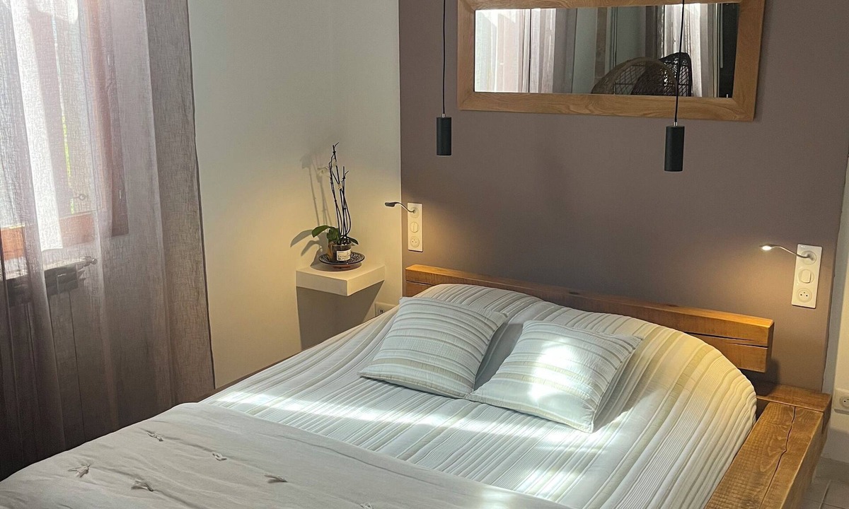 Vic-la-Gardiole Villa | Guest room with jacuzzi and sauna