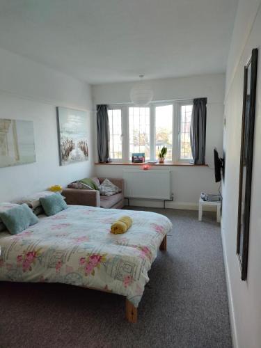 Bognor Regis Apartment | Guest suite 50m from the beach