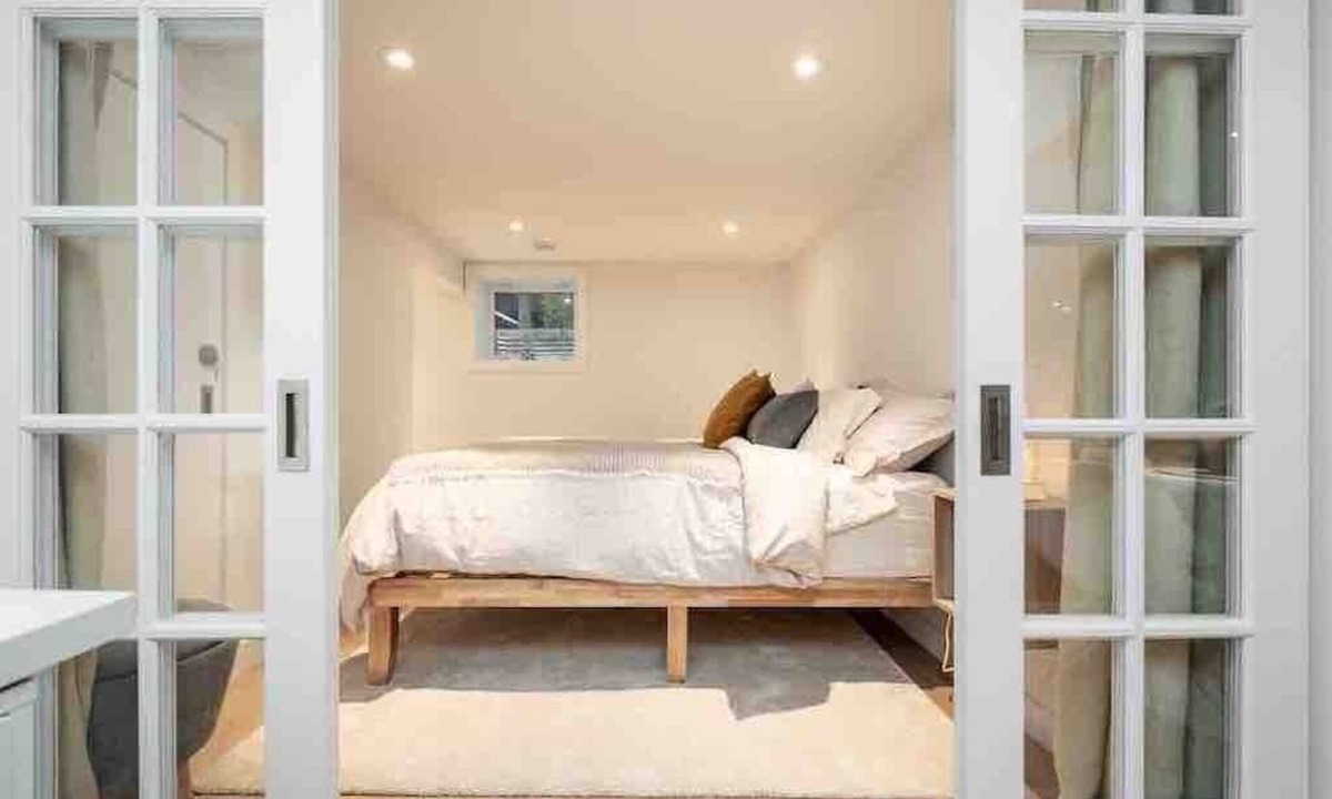 Winnipeg House | Guest suite in The Gates - Lower level luxury with sauna, workspace & fireplace