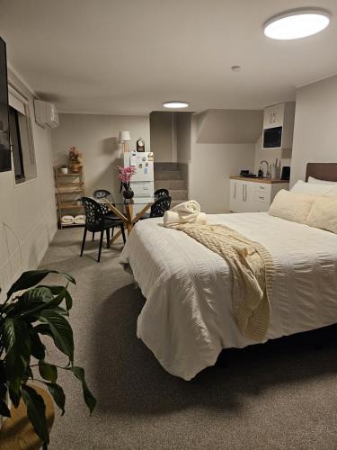 Bell Block Apartment | Guest suite Sleeps 4