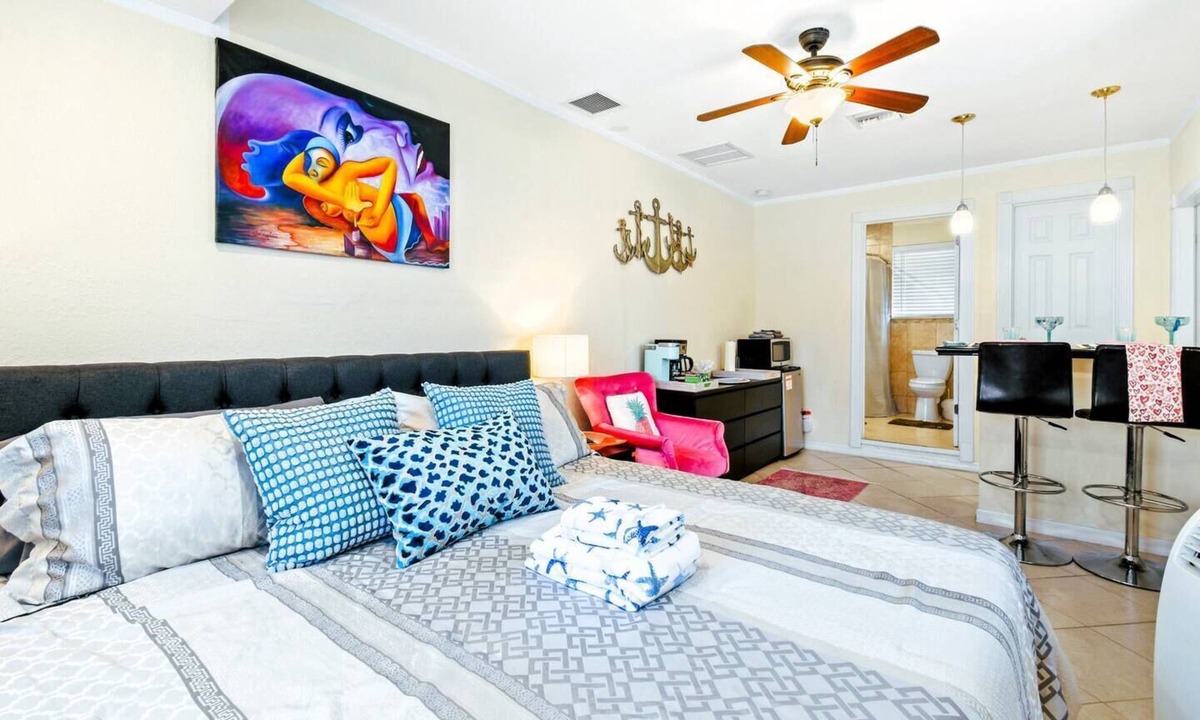 Palm Beach Gardens Apartment | GUEST SUITE TROPICANA | PRIVATE ENTRANCE | KING BED | SELF CHECK-IN | FREE PARKING | PGA