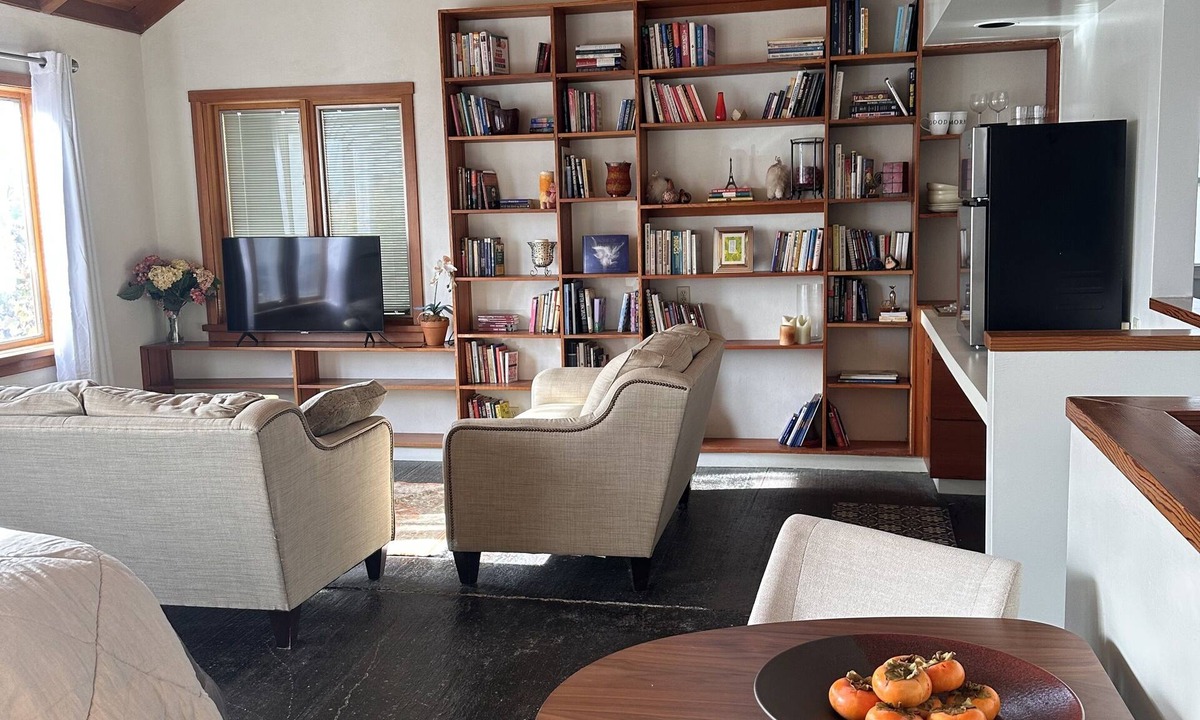 Benicia Apartment | Guest Suite with Water Views