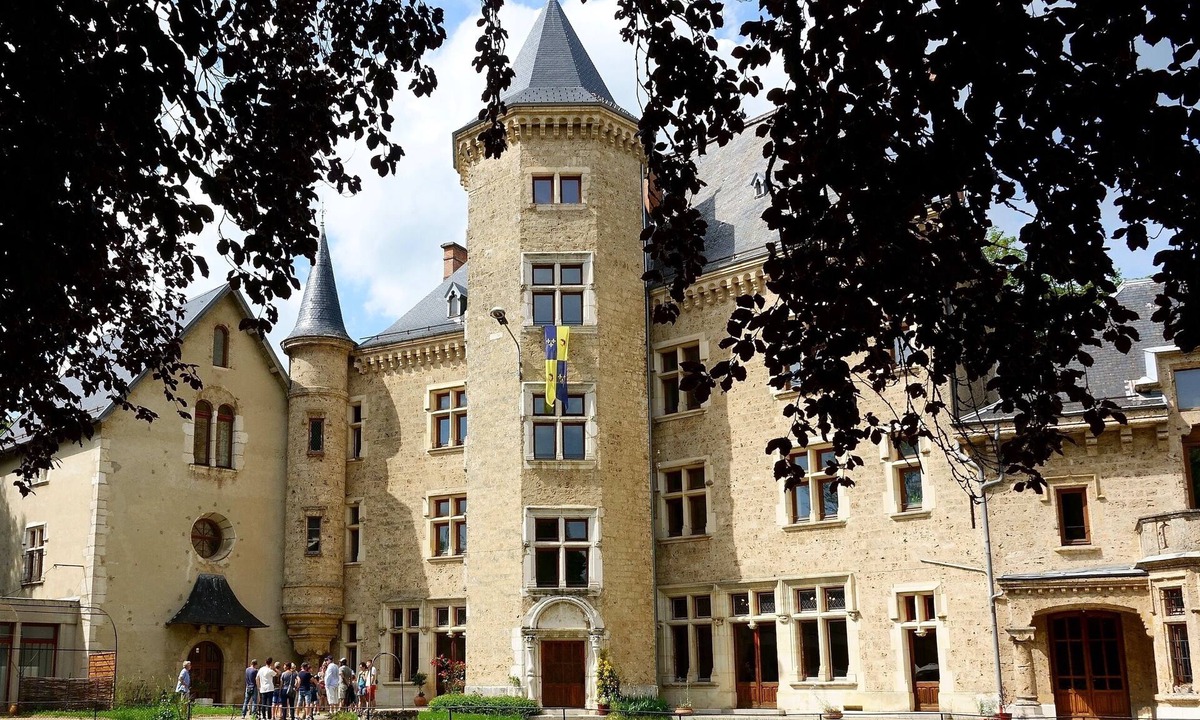 Saint-Geoire-en-Valdaine House | Guesthouse 'Room 4 - The Red Suite' with Shared Terrace and Garden