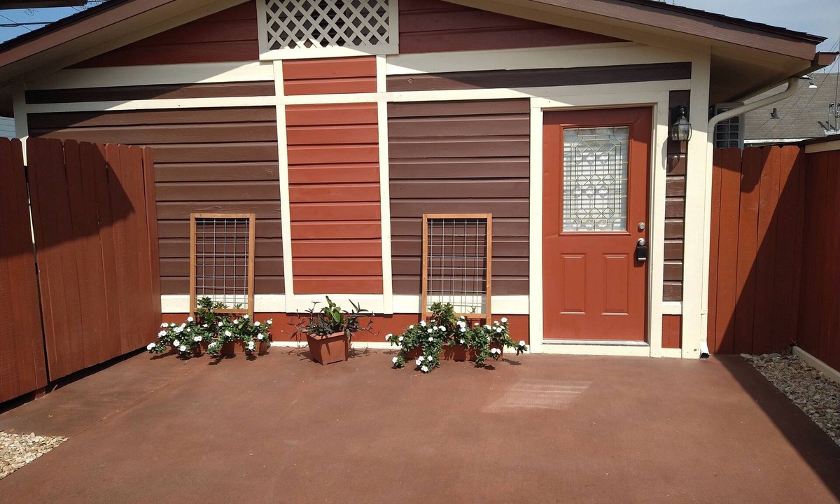South Central Houston Cottage | Guesthouse centrally located in Riverside Terrace of Greater Houston Third Ward!
