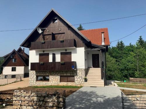 Jezerce House | Guesthouse Family Bosnic