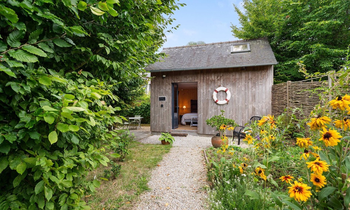 Pleudihen-sur-Rance Bed & Breakfast | Guesthouse 'La Cabane dans les charmes' with private terrace, shared garden and Wi-Fi