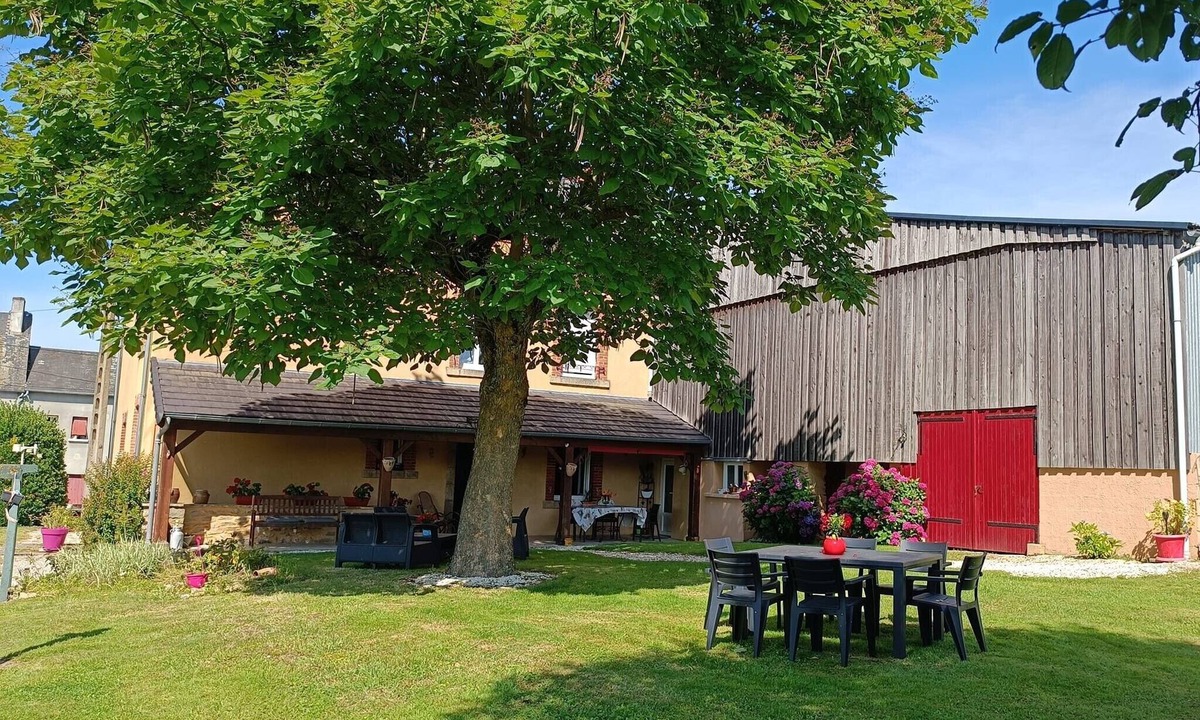 Arnac-la-Poste House | Guesthouse “Le Relais” with Shared Terrace, Garden, and Wi-Fi