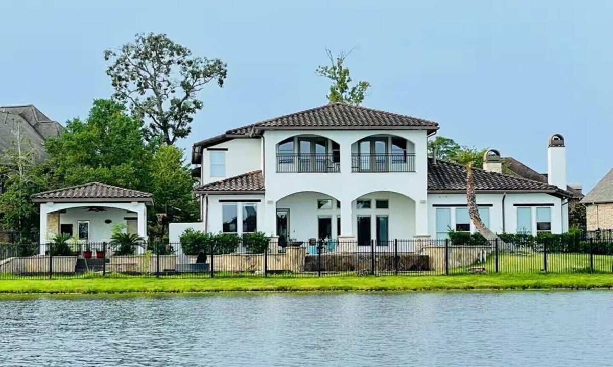 Spring House | Guesthouse with Lakeview in The Woodlands: Pool, BBQ, Firepit, Bike, Paddle Boat
