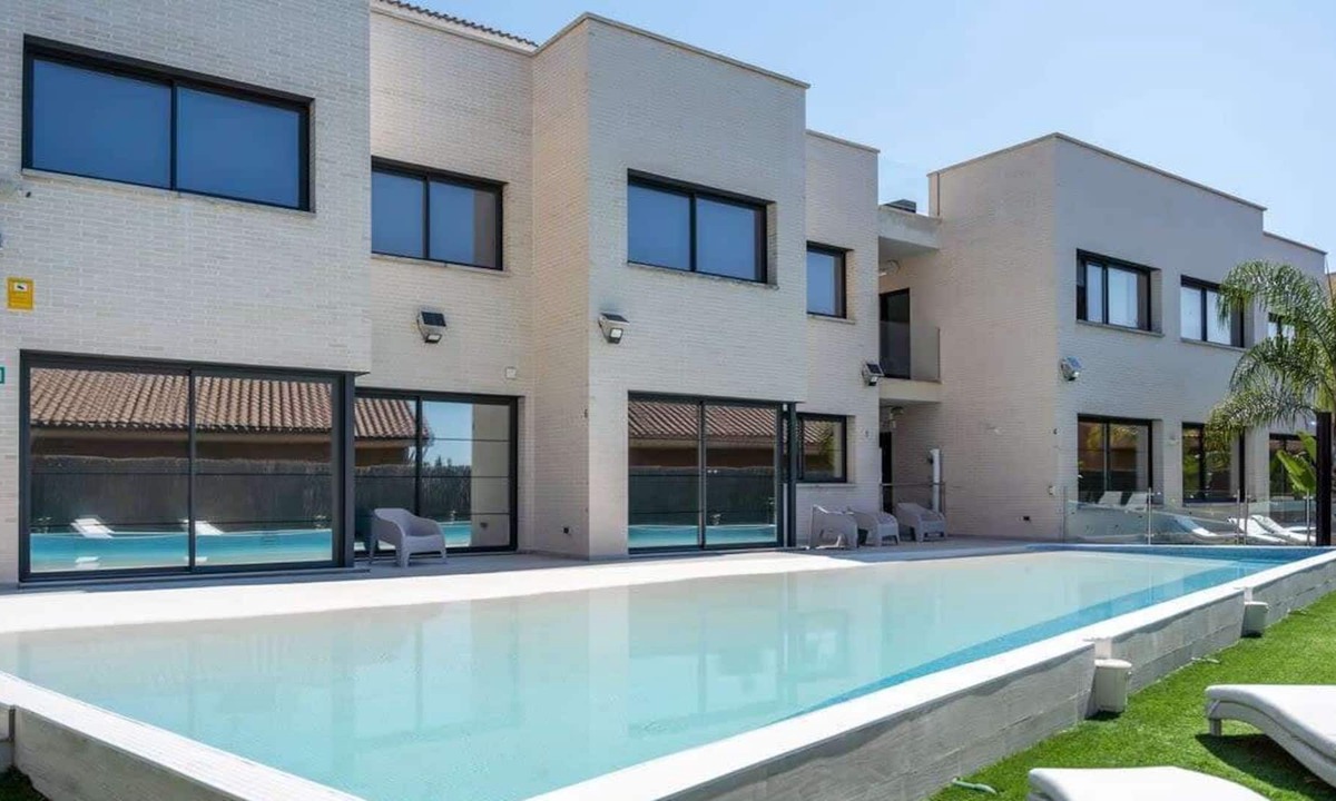 Masnou Apartment | GuestReady - April Rose Pool Apartments 2.7