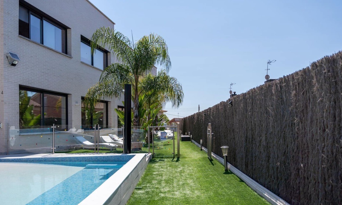 Masnou Apartment | GuestReady - April Rose Pool Apartments 1.9