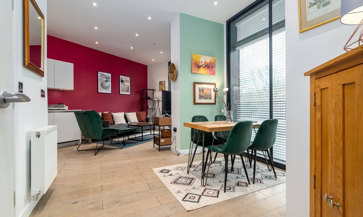 King's Park Apartment | GuestReady – Chic 2BR Flat in Hackney