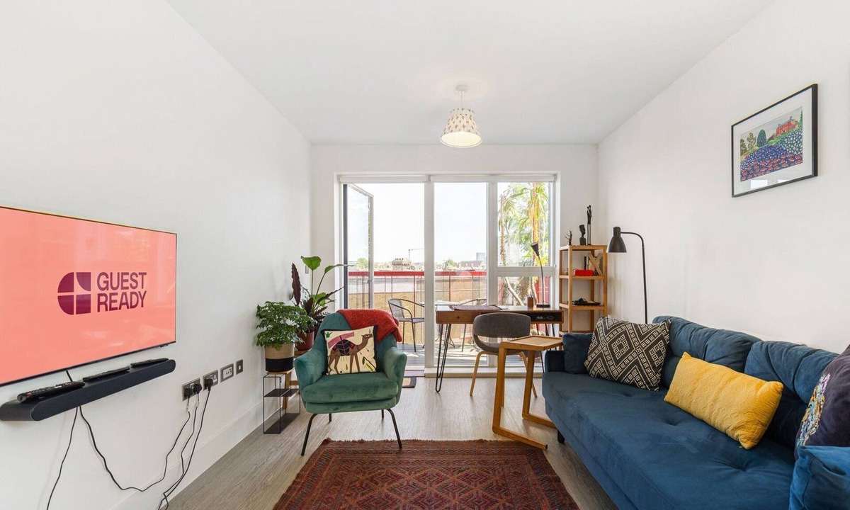 Walthamstow Apartment | GuestReady – Chic Walthamstow Stay with Balcony