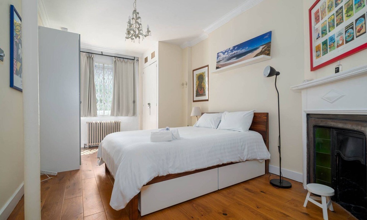 Camberwell Green Apartment | GuestReady - Former Pub Flat