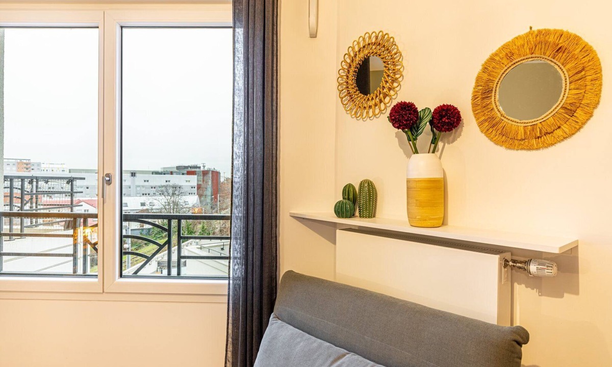 Les Puces de Saint-Ouen Apartment | GuestReady - Green sage near Bauer Stadium