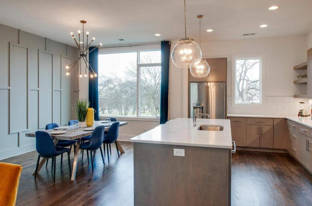 Edgehill House | Gulch modern 3 story condo, 2 car garage, rooftop fire pit, security, and view!