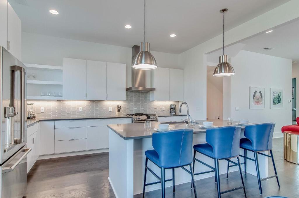 Edgehill House | Gulch modern 3 story condo, 2 car garage, rooftop fire pit, security, and view!