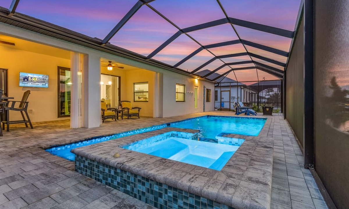 Burnt Store House | Gulf Access Home, Heated Saltwater Pool & Spa, Dock and Tiki Hut - Villa Perchside Palace
